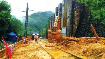 京廣線粵北路段被泥石流沖毀的路面