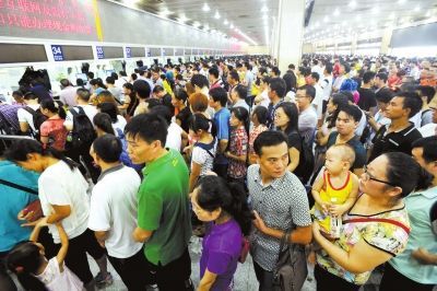 8月18日，退票的旅客排滿廣州火車站售票廳