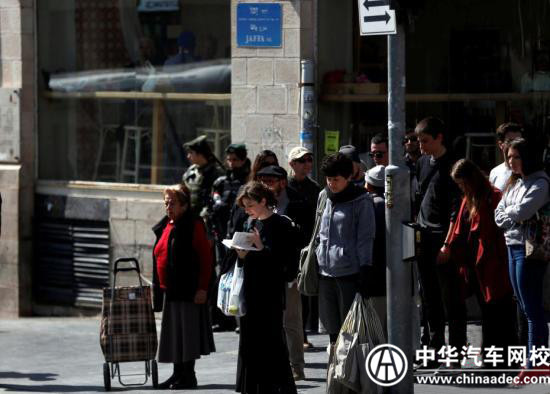 以色列高速公路上全體民眾下車默哀@rickmccallum.com