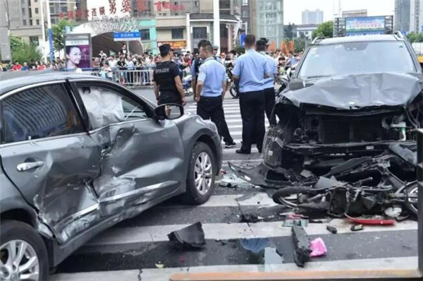 常州奔馳車(chē)連撞13人@chinaadec